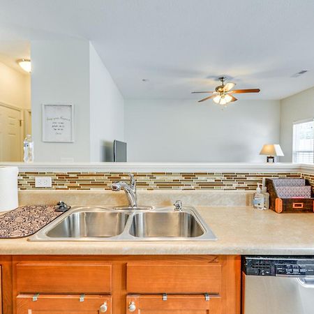 Cozy Greensboro Townhome With Community Pool And Grill Exterior photo