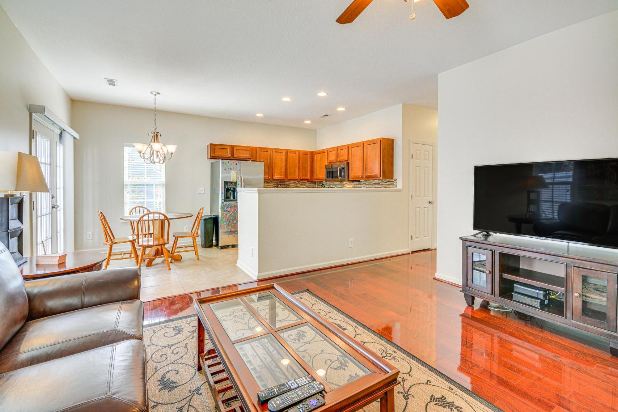 Cozy Greensboro Townhome With Community Pool And Grill Exterior photo