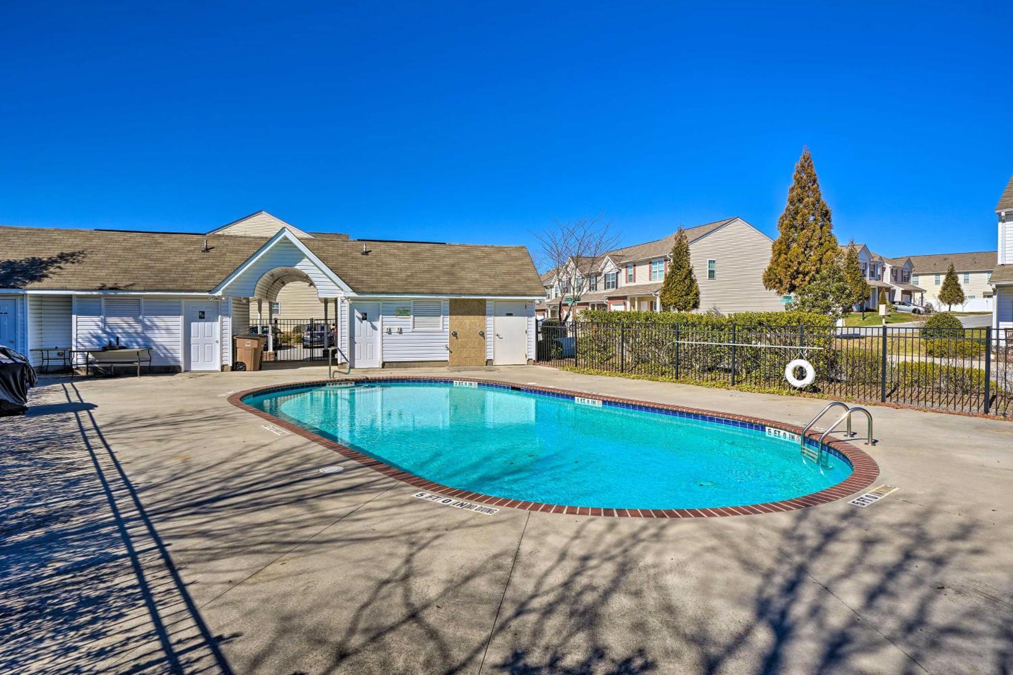 Cozy Greensboro Townhome With Community Pool And Grill Exterior photo