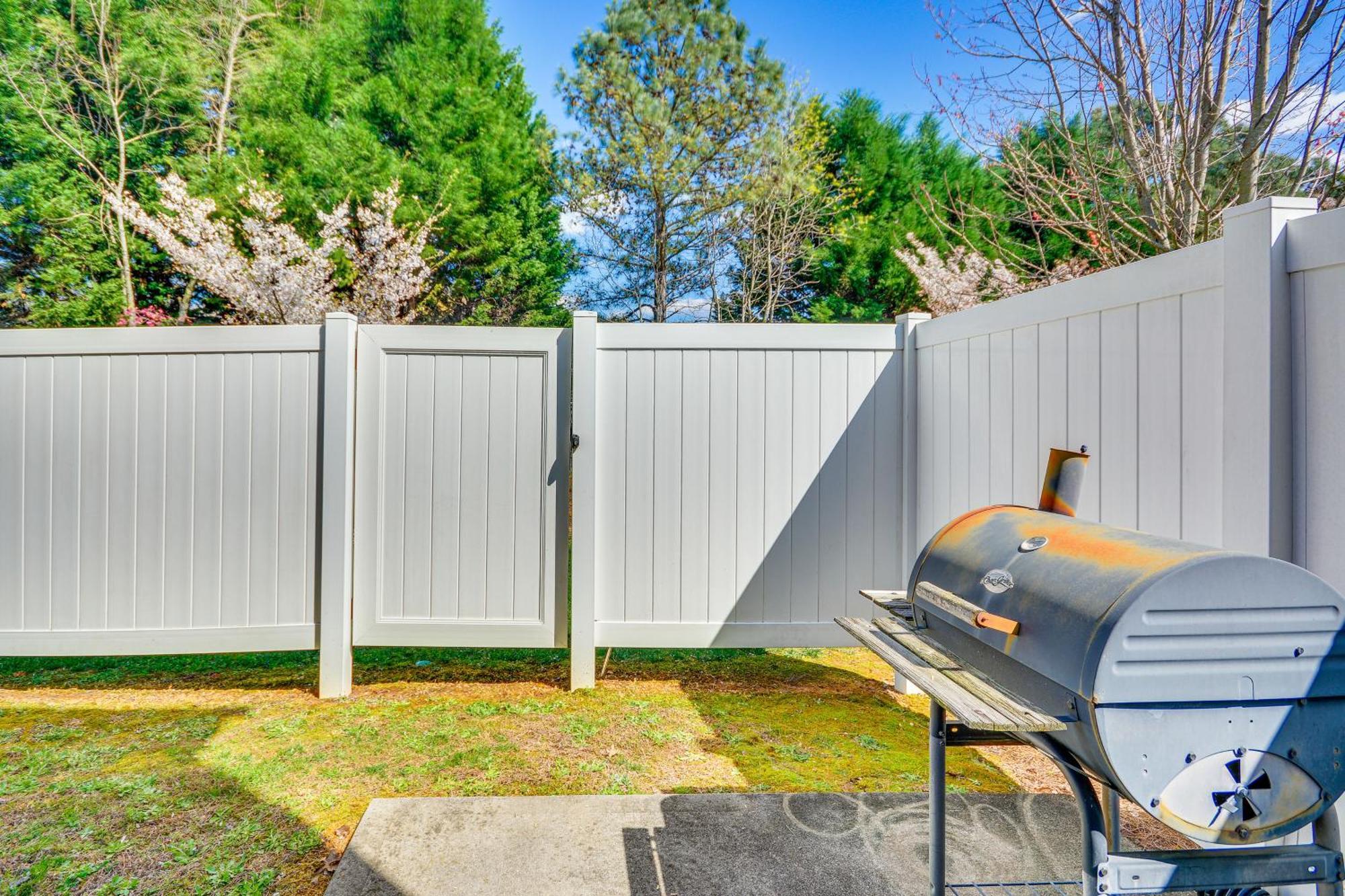 Cozy Greensboro Townhome With Community Pool And Grill Exterior photo