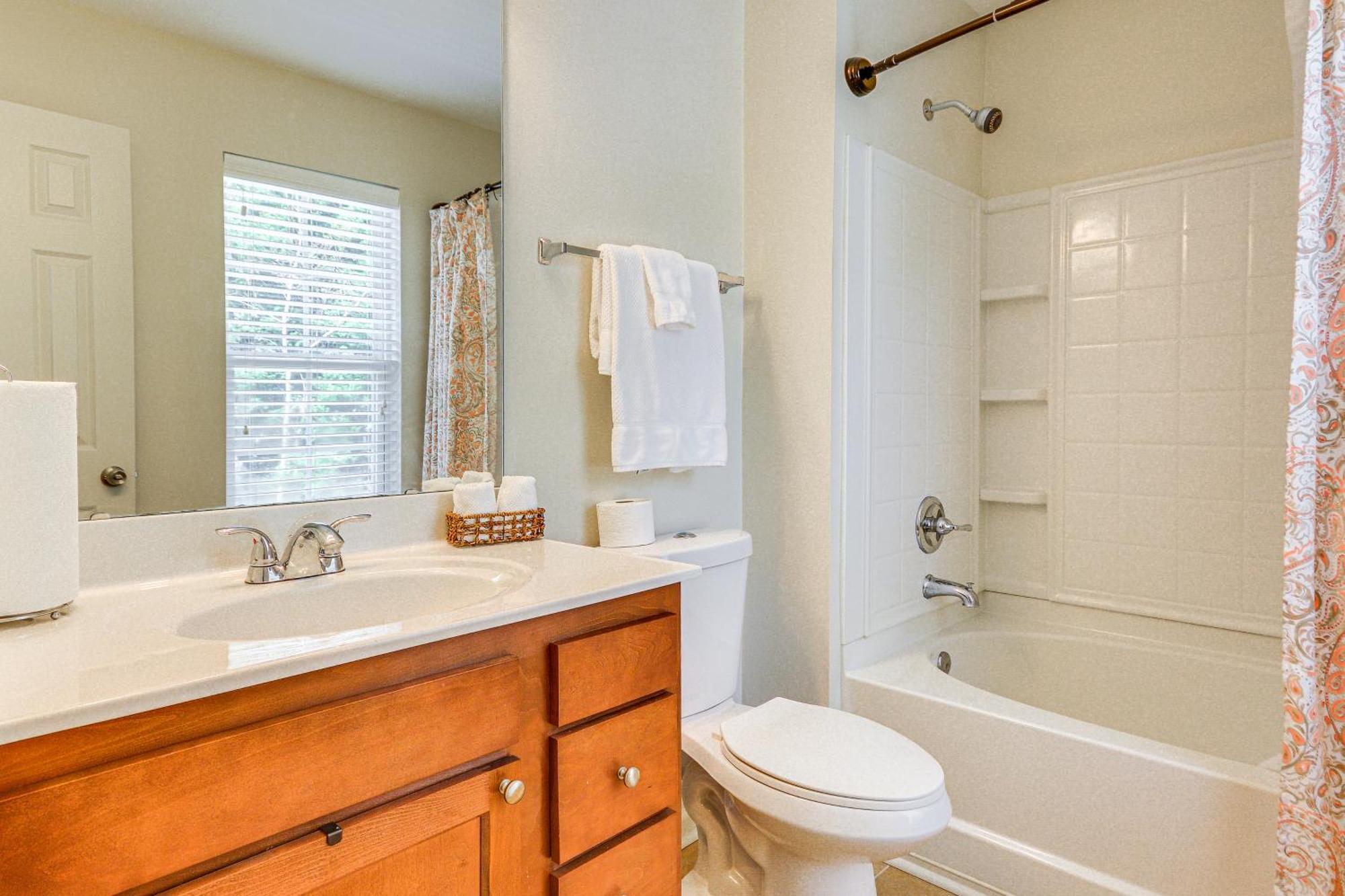 Cozy Greensboro Townhome With Community Pool And Grill Exterior photo