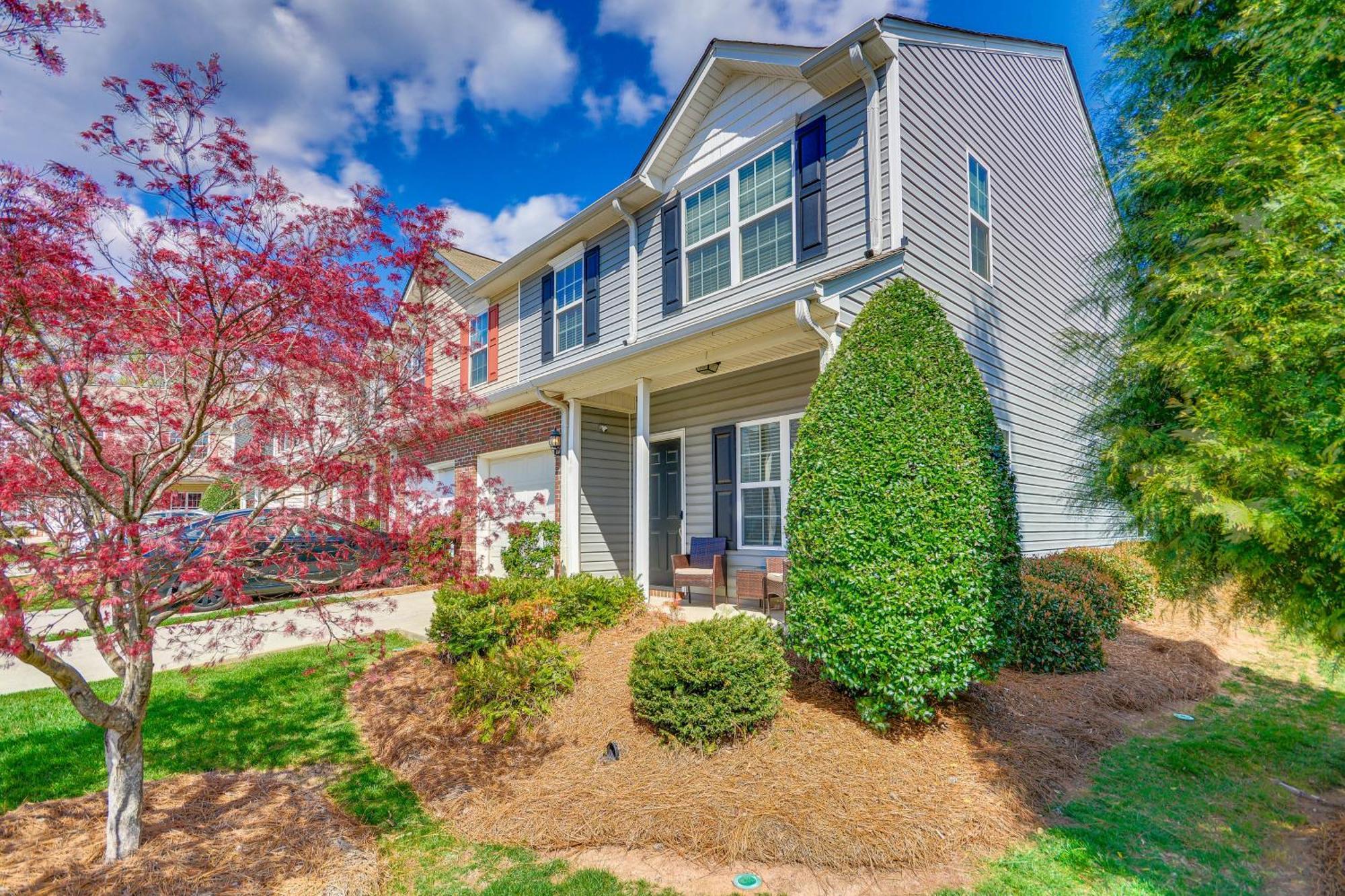 Cozy Greensboro Townhome With Community Pool And Grill Exterior photo
